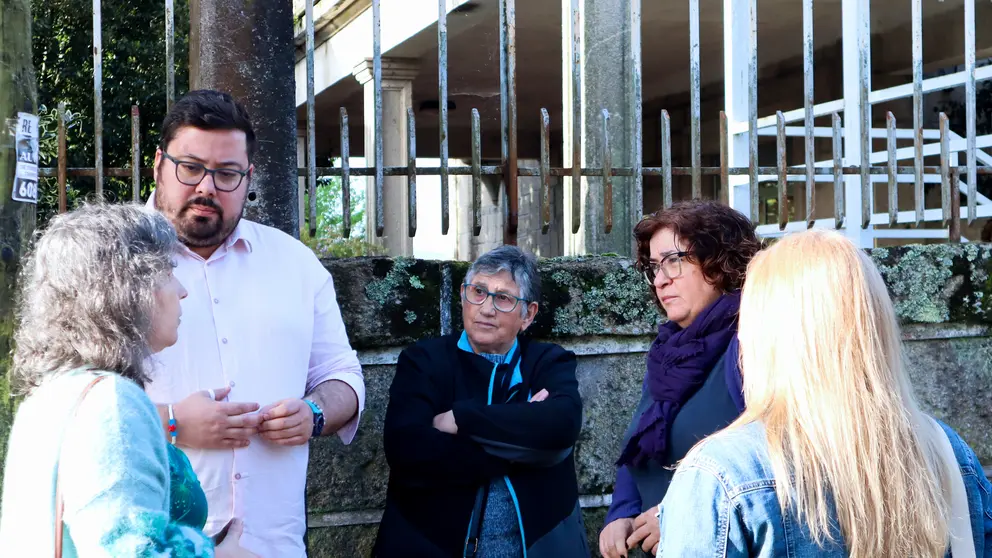 Xabier P. Igrexas e Carmela Gonz&aacute;lez con persoal e familias do centro de d&iacute;a Atalaia
