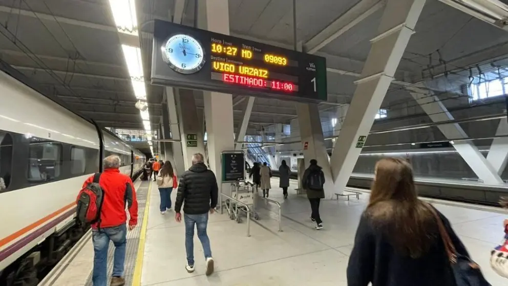 Tren demorado na estaci&oacute;n de Urz&aacute;iz (Imaxe: metropolitano.gal)