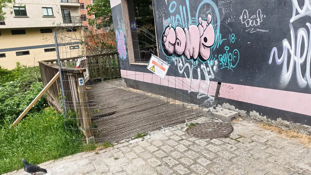Pasarela en Castrelos pechada polo mal estado