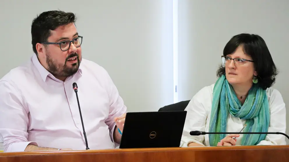 O portavoz municipal do BNG, Xabier P. Igrexas, e a concelleira Ana Mart&iacute;nez no Pleno de Vigo