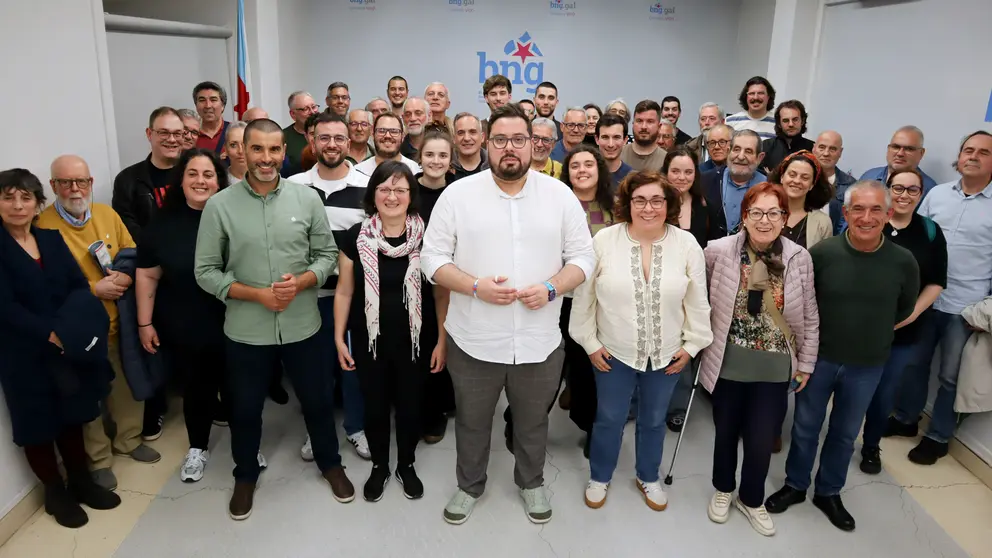 Xabier P. Igrexas (no centro) acompa&ntilde;ado da Asemblea Local do BNG de Vigo