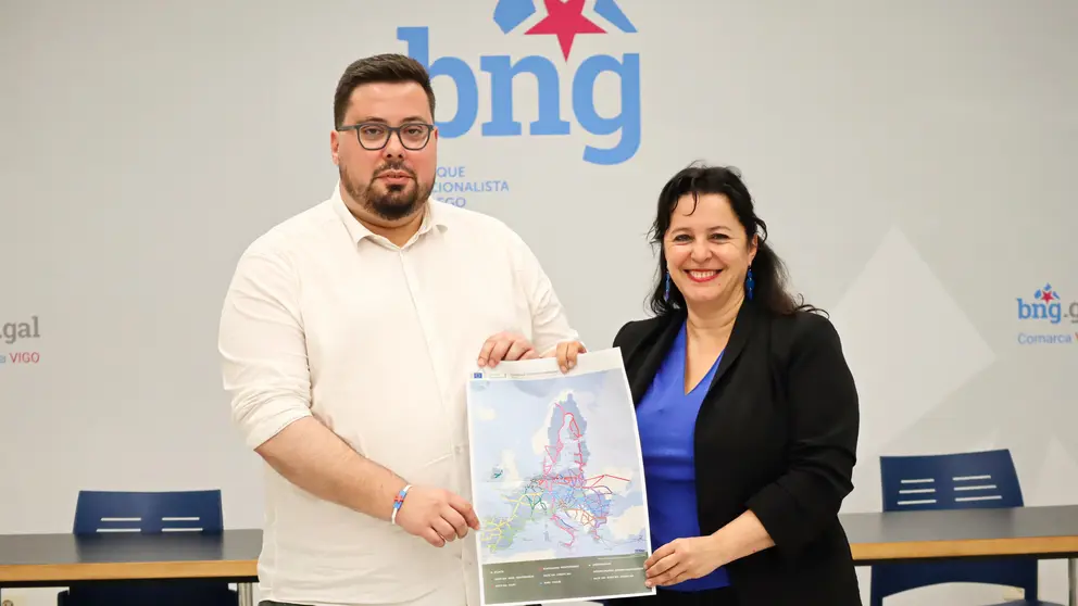 Xabier P. Igrexas e Ana Miranda co mapa do Corredor Atl&aacute;ntico